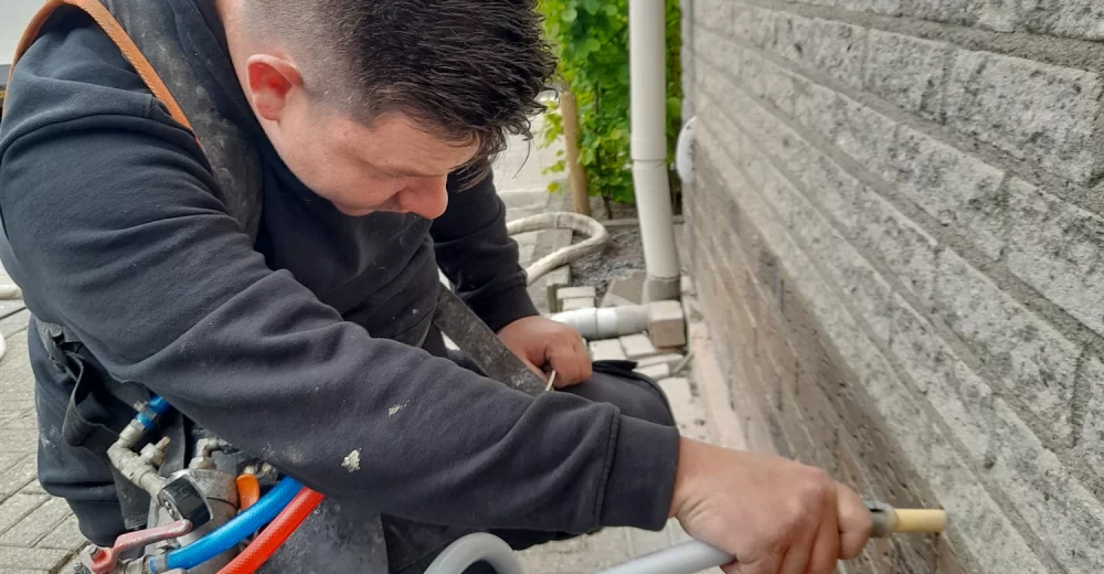 De muren voorzien van de nodige isolatie